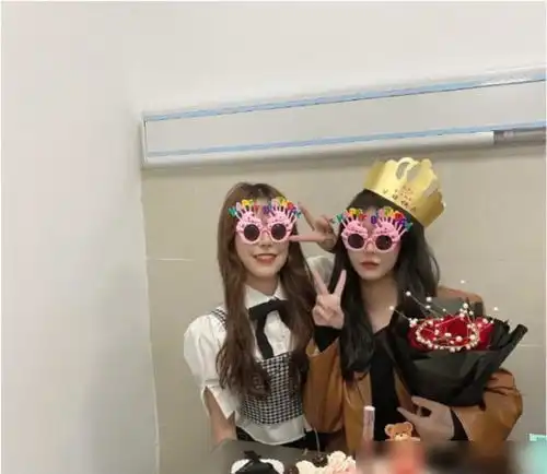 韩安冉在精神病院仍渴望着爱情,手捧玫瑰花许下愿望