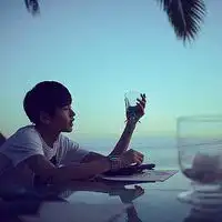 海边背影图片女伤感微信头像图片大全