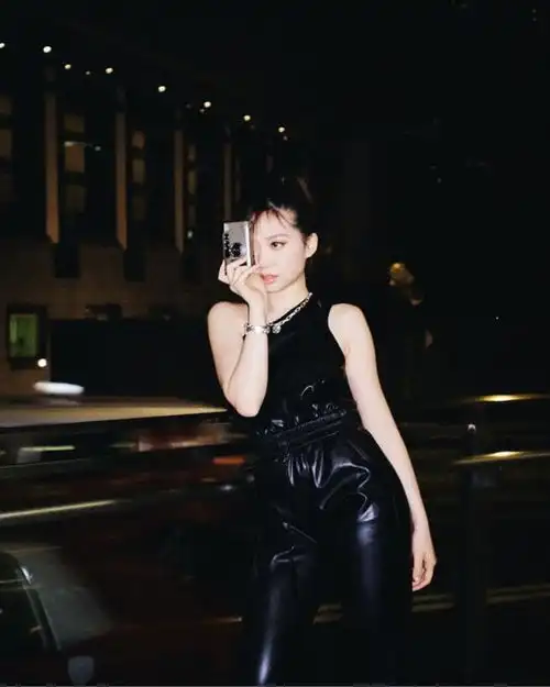 甄子丹17岁女儿穿黑皮裤,脚踩水晶鞋,十分霸气有个性