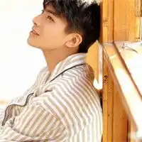 干净帅气男生头像简单时尚帅哥