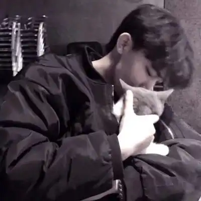 个性男生头像,拿着手机的男生是否是你的菜