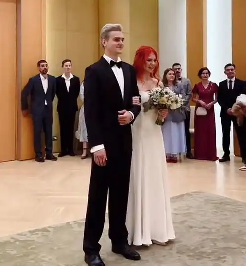 祝福20岁特鲁索娃结婚了,婚礼现场好甜蜜,男方的来头也不小