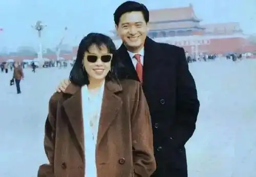 周润发与郑裕玲互动亲密引争议节目上亲嘴,曾被评最佳荧幕情侣