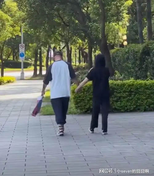 大s具俊晔被偶遇,手牵手街头散步太甜蜜,成立潮牌被指割韭菜