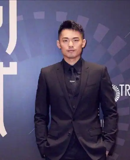 37岁林丹退役要转战时尚圈从他造型来看,穿搭很有潮流范