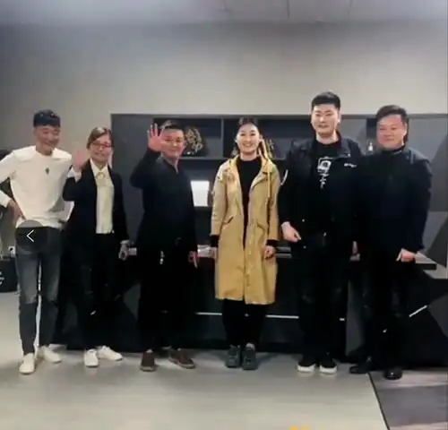 大衣哥儿媳晒自拍视频戴钻石项链显贵气,网友提其老公被禁言