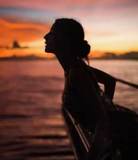 迪丽热巴穿条连体裤,里面的白色裤子看得一清二楚,可长点心吧