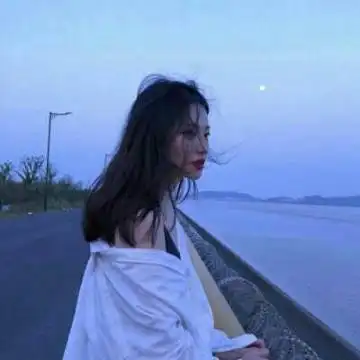女生面向大海背影头像