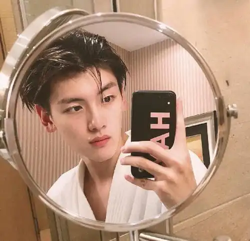 ins男生真人酷酷头像对于第三人称的角度而言