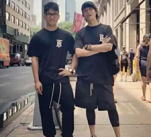 陈坤神秘儿子霸气长大,身材魁梧阳光帅气,网友和妈妈很像