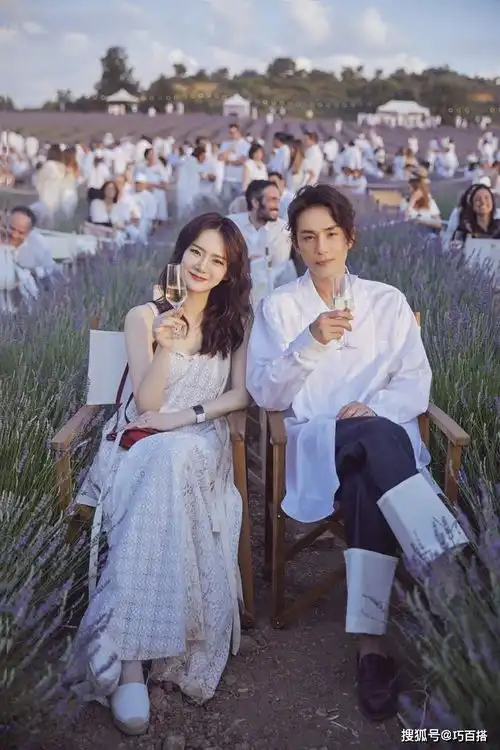 戚薇情侣大片来袭简单搭配尽显俊男美女的气质,两人时尚感超配