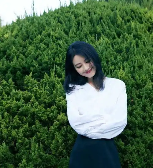 高圆圆和男闺蜜亲密聚会,一袭小黑裙配丸子头美出圈,不见赵又廷