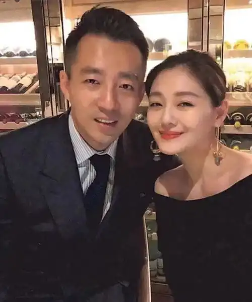 大s离婚后首露面妆容精致紧搂男闺蜜,摆脱前任喜上眉梢