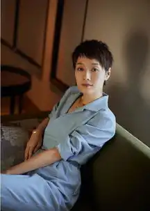 马伊琍离婚后瘦了好多,小肩膀撑不起t恤衫,43岁剪短发耳饰吸睛