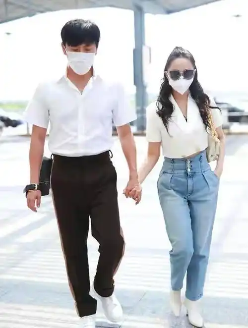 伊能静扮嫩有一手,站在小9岁老公身边,两人手牵手宛如热恋情侣.