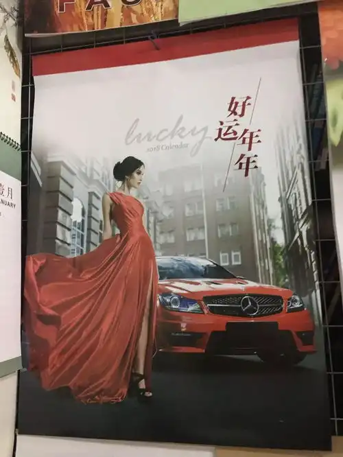 72岁的他卖了30多年挂历如今挂历少了,买的人也老了