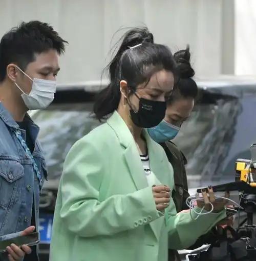 五四晚会路透生图薇娅穿男友西装好飒,李沁穿仙女裙还现场补妆