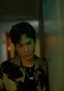 男生当中还是流行逗号发型,苏有朋也剪了这款,人都年轻多了