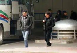 秦岚会友心情佳陆川落寞独回京印证分手