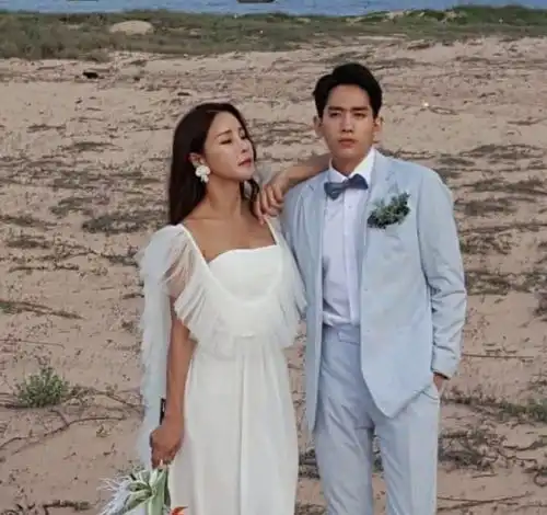 妻子比丈夫大17岁,本以为不会有好结局,看到合照觉得丈夫赚了