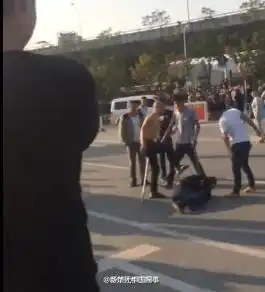 欢乐谷门前收保护费未果6男子狂殴的哥