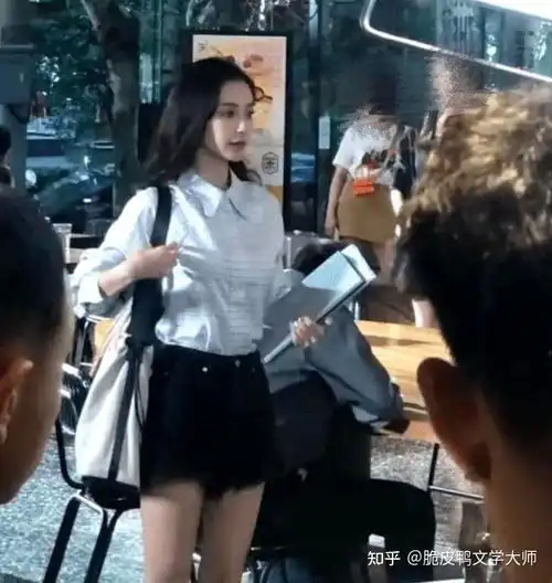 baby与小12岁赖冠霖拍情侣写真,互喂美食床上打闹cp感十足