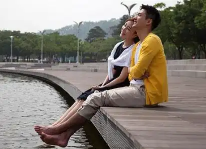 湖北高校学生体验一日情侣手牵手上自习拍亲密照