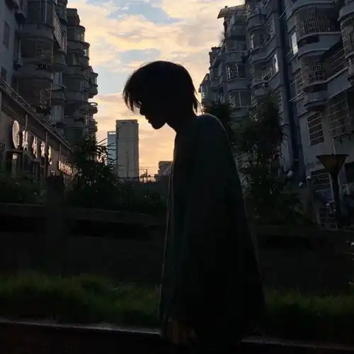 真人男生头像如果一个人不爱你,那么,这个人不是我