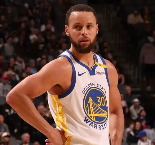 库里在勇士对阵国王的比赛中创下nba历史新纪录