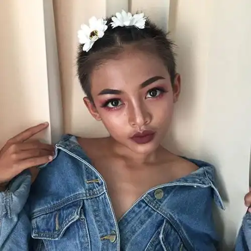 热点泰国12岁小弟弟化妆妩媚得要命,人家靠做美妆网红已经给爹妈买房了
