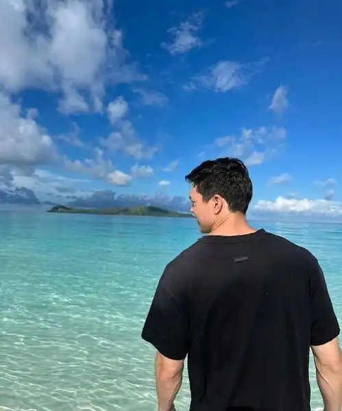 女星张曦雯与男友海边游玩,大露健康背部,网友希望求婚成功