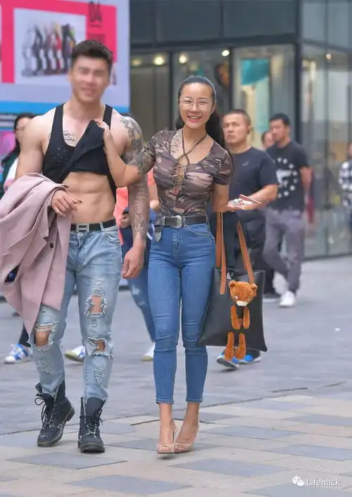 三里屯惊现肌肉情侣,小哥哥的腹肌亮了