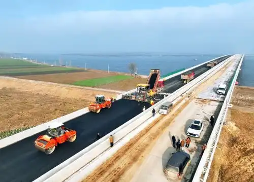 钟祥市丰乐汉江公路大桥一派繁忙景象