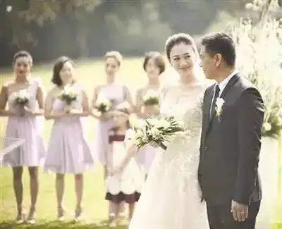 她是谢娜闺蜜,为渣男2次流产,最终与男闺蜜结婚
