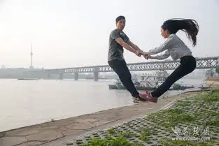 网红情侣拍高难度悬浮照示爱大武汉