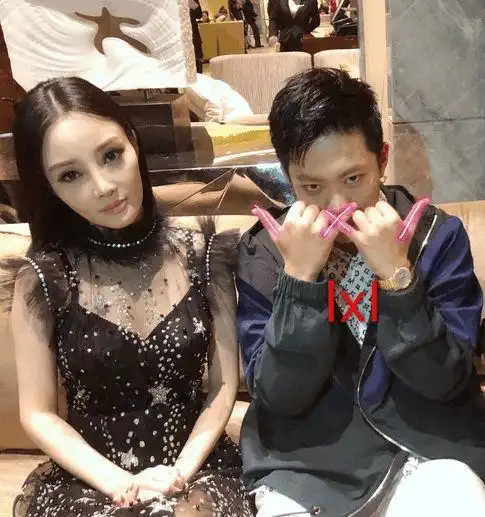 李小璐pgone亲密视频流出,拥抱接吻举止不雅,心疼贾乃亮