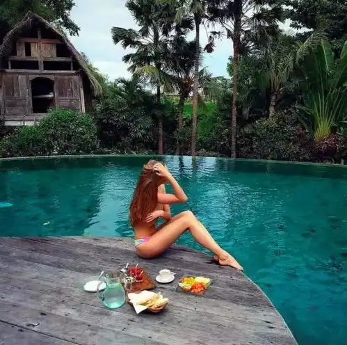 美宿pick巴厘岛网红酒店,无边泳池,漂浮早餐,悬空吊床,原始木屋......