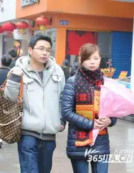 情人节的合肥爱意正浓恩爱情侣手捧玫瑰街头晒甜蜜
