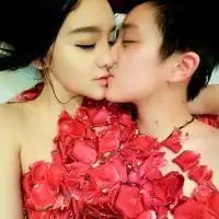 打kiss的qq情侣头像两张2015年新款