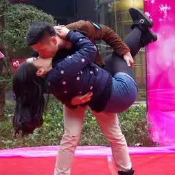 武汉圣诞举办情侣接吻大赛选手劈叉下腰