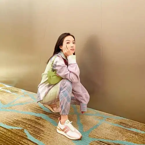 宋茜也太会穿了吧,反季节穿搭十分抢眼,又美又甜