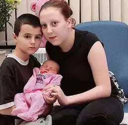 英国13岁男孩当父亲,最后真相大白,竟是喜当爹