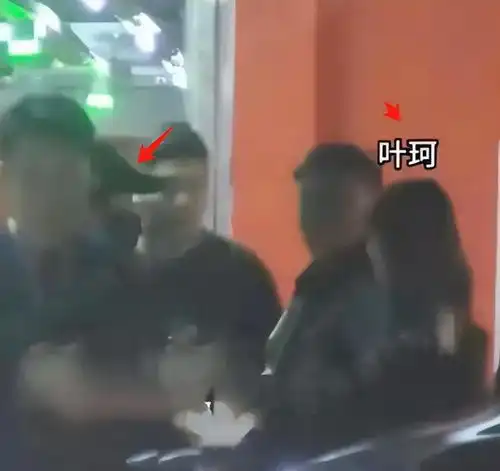 叶珂吃醋了疑似不满黄晓明杨颖穿情侣装带娃,公开回应插足指控