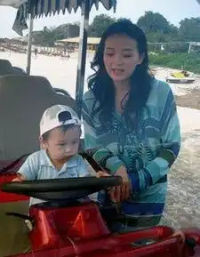 22岁嫁入豪门沦为继母,被9岁儿子扇耳光,如今43岁王艳悔恨落泪
