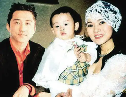 伊能静18岁儿子近照,长发浓妆打扮女性化,对镜头吐烟雾动作妩媚