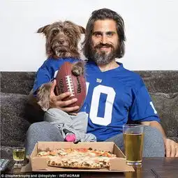 超有爱男子和爱犬穿亲子装走红网络
