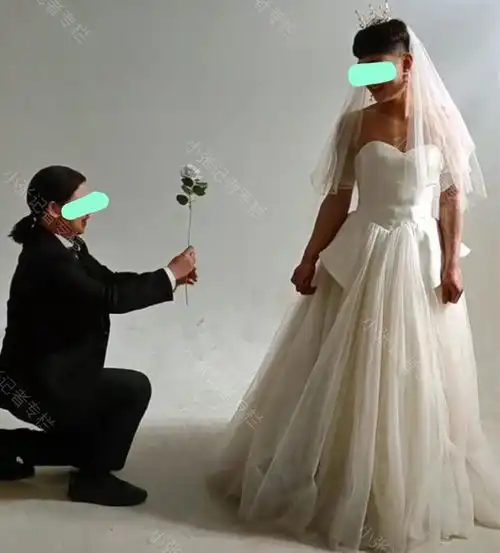 结婚10周年,丈夫穿婚纱妻子穿西装拍照留念,网友直呼接受不了