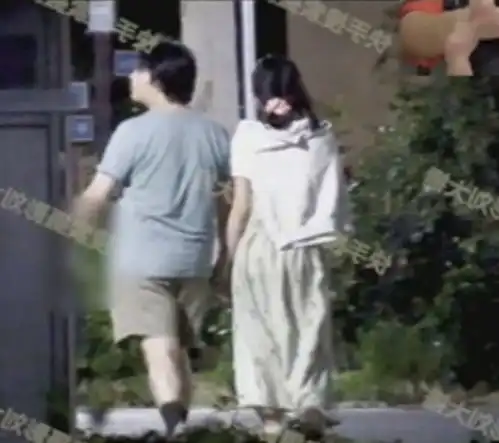 狗仔偷拍的明星情侣照,氛围感太绝了,甜得像在拍偶像剧