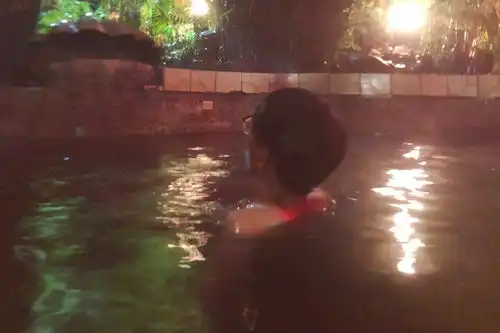 一袭红裙与男友牵手来到情侣的天堂三亚内附美图
