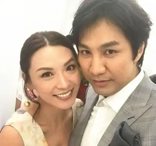 48岁陈炜被求婚后首露面,高调晒八箭八心钻戒,称暂时没生娃计划